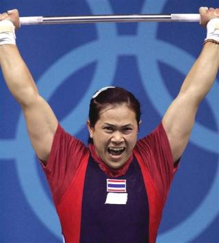 Pawina Thongsuk de Tailandia conquistó la medalla de oro de la categoría 75 kilos del torneo olímpico de levantamiento de pesas con un total de 272,5 kilos. 

Las rusas Natalia Zabolotnaia y Valentina Popova ganaron plata y bronce, respectivamente.