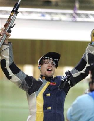 20 de agosto

El estadounidense Matthew Emmons ganó la medalla de oro olímpica en rifle tendido con puntuación de 703.3. 

El alemán Christian Lusch ganó plata, y el bielorruso Sergei Martynov el bronce.