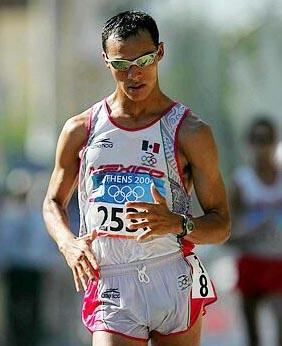 20 de agosto de 2004
Omar Segura fue el único mexicano que terminó la carrera entre los primeros 15 competidores, mientras que Noé Hernández, cuando hizo un gran esfuerzo para alcanzar al grupo de cuatro punteros, recibió el aviso de descalificación.
Por su parte Bernardo Segura fue amonestado y poco después abandonó la competencia, debido a un problema muscular en la pierna derecha.