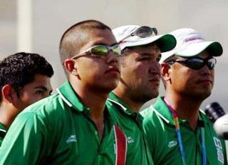 21 de agosto de 2004
El equipo mexicano de tiro con arco cayó ante el equipo de Holanda 244-234 y quedó fuera de la prueba por equipos en los Juegos Olímpicos Atenas 2004. 

Juan René Serrano, Eduardo Avelino Magaña y Jorge Pablo Chapoy no pudieron avanzar más allá de los octavos de final.