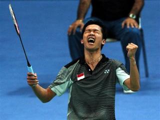 El indonesio Taufik Hidayat ganó el sábado la medalla de oro en bádminton, venciendo 15-8, 15-8 al surcoreano Shon Seung Mo. 

El indonesio Soni Dwi Kuncoro cargó con el bronce.