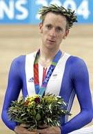 Bradley Wiggins dio a Gran Bretaña la segunda medalla de oro en pista, superando al australiano Brad McGee en la persecución sobre 4 kilómetros. El bronce fue para el español Sergio Escobar. 

La jornada también deparó un récord mundial en la prueba