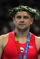 El ucraniano Yuri Nikitin ganó el sábado la medalla de oro en la competencia de trampolín de la gimnasia olímpica, venciendo al cinco veces campeón mundial ruso Alexander Moskalenko.