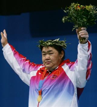 China ganó el sábado su cuarta medalla de oro en las pesas de los Juegos Olímpicos, cuando Tang Gonghong se consagró campeona en la división de 75 kilos al levantar un total de 305 kilogramos.