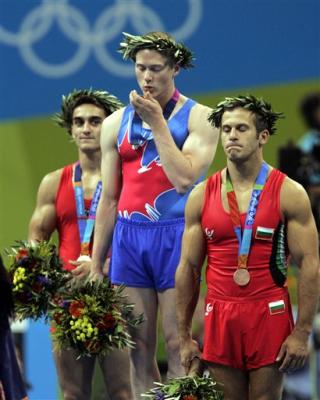 El gimnasta canadiense Kyle Shewfelt ganó  la medalla de oro en los ejercicios de piso de los Juegos Olímpicos.