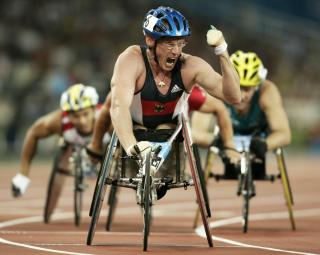 22 de agosto de 2004
El mexicano Saúl Mendoza se lleva la medalla de plata tras ser el segundo en la prueba de 1500 metros en silla de ruedas, modalidad que habitualmente se incluye en los programas de atletismo de los Mundiales y los Juegos Olímpicos.