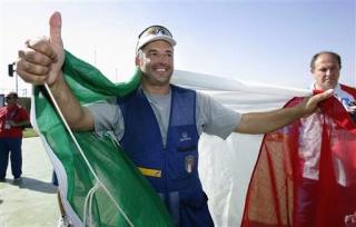 El italiano Andrea Benelli compartió el primer lugar con el chino Jia Zhanbo   en el torneo olímpico de tiro.