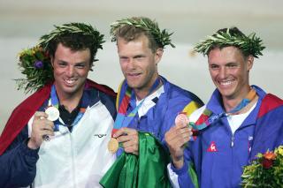 Robert Scheidt (centro) ganó la clase láser en vela y le dió a Brasil su primera medalla de oro en los Juegos Olímpicos de Atenas.