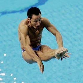 23 de agosto de 2004
Los mexicanos Fernando Platas y Rommel Pacheco se clasificaron para las semifinales del trampolín 3 metros de Atenas 2004 en una preliminar dominada por el canadiense Alexander Despatie.