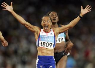 La británica Kelly Holmes ganó la medalla olímpica de oro de los 800 metros, en los que la mozambiqueña María Mutola se tuvo que conformar con el cuarto lugar. 

Holmes cronometró 1:56.38 minutos y superó por cinco centésimas a la marroquí Hasna Benhassi, quien se llevó la plata en 1:56.43.