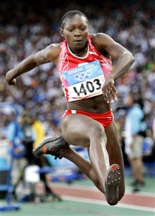 La camerunesa Frangoise Mbango Etone ganó la medalla olímpica de oro en el salto triple con un registro de 15.30 metros. 

La griega Chrysopigi Devetzi se llevó la plata con 15.25 y la rusa Tatyana Lebedeva el bronce con 15.14.