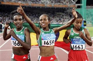 La etíope Meseret Defar (centro) se adjudicó la medalla olímpica de oro en los 5.000 metros tras fijar un tiempo de 14 minutos y 45.65 segundos. 

La keniana Isabella Ochichi se quedó con el bronce al cronometrar 14:48.19. El etíope Tirunesh Dibaba ganó el bronce con 14:51.83.