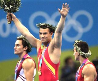 El español Gervasio Deferr conquistó la medalla de oro en el caballete, dándole a España el segundo título olímpico de su historia en la gimnasia masculina. 

Deferr logró una puntuación de 9.737 puntos. El letón Evgeni Sapronenko se llevó la presea de plata con 9.706, mientras que el ex campeón mundial rumano Marian Dragulescu se colgó el bronce con 9.612.