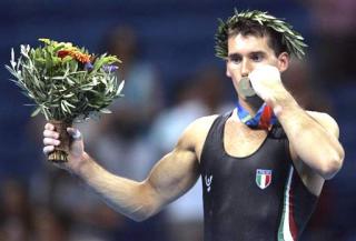 El gimnasta italiano Igor Cassina ganó  la medalla de oro en la barra horizontal de los Juegos Olímpicos con una puntuación de 9.812. 

El estadounidense Paul Hamm ganó oro con la misma puntuación en un desempate, y el japonés Isao Yoneda se quedó con el bronce.