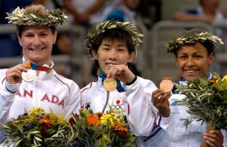 La japonesa Saori Yoshida ganó la medalla de oro en la división 55 kilos del torneo olímpico de lucha libre, derrotando en la final a la canadiense Tonya Verbeek, que se quedó con la plata. 

La francesa Anna Gomis se llevó el bronce.