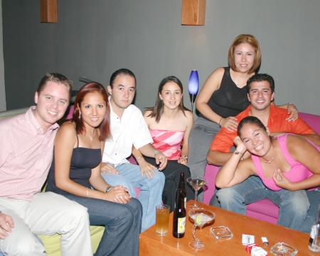 Haideé Vela, Blanca Servín, Jezael Hernández, Nancy Flores, Neto Espinoza, Elizabeth Gallardo y Michael Kote.