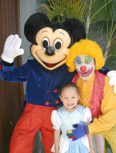 Elsa Claudia Vallejo cumplió cuatro años de vida y los festejó, con un divertido convivio infantil.Elsa Claudia Vallejo cumplió cuatro años de vida y los fElsa Claudia Vallejo cumplió cuatro años de vida y los festejó, con un divertido convivio infantil.estejó, con un divertido convivio infantil.