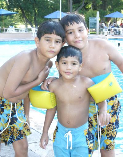 José Francisco, Pablo Humberto y Miguel Ángel López Castro, en pasado festejo infantil.