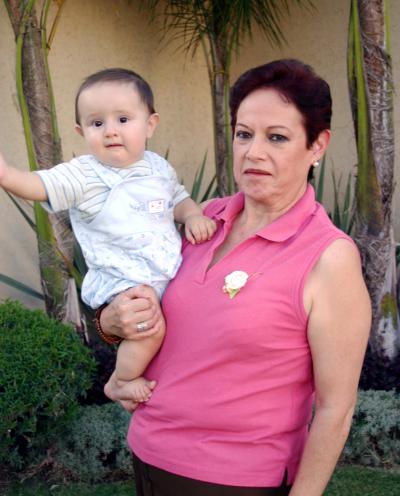 Ma. Isabel de González y Santiago Galarza González, en pasado festejo social.