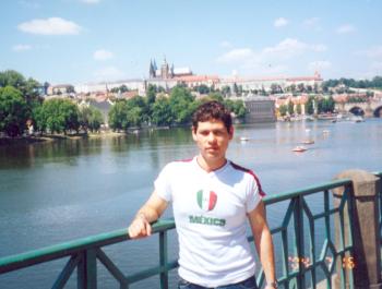 Antonio Espinoza Moreno, captado en su viaje de estudios a Praga, Checoslovaquia.