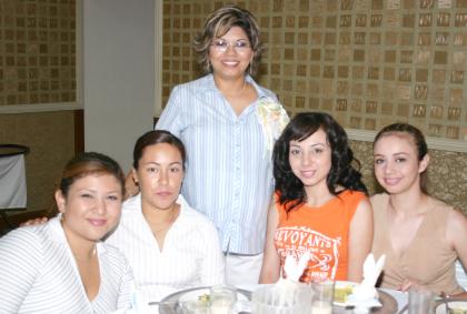 Alma Rosa Mascorro de López acompañada de sus amigas, en la fiesta de canastilla que le ofrecieron. con motivo del próximo nacimiento de su bebé.