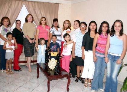 Mariana  Sifuentes de Olivares, en compañía de un grupo de asistentes a su fiesta de regalos.