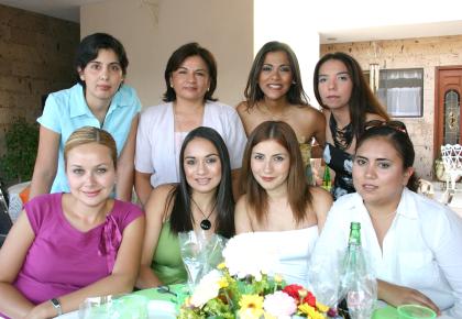 Lulú Cardona compartió gratos momentos con algunas amigas en su despedida de soltera.