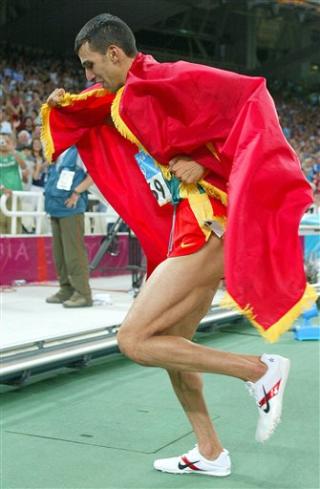 El marroquí Hicham El Guerrouj consiguió el único título grande que le faltaba al imponerse en emocionante final en los mil 500 metros del atletismo olímpico. 

El Guerrouj resistió la carga del keniano Bernard Lagat y ganó el oro con un tiempo de 3:34.18.