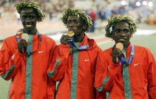 Corredores de Kenya ganaron las tres medallas de los tres mil metros con obstáculos del torneo olímpico de atletismo. 

Ezekiel Kemboi se llevó el oro con un tiempo de 8:5.81, Brimin Kipruto la de plata con 8:06.11 y Paul Kipsiele Koec el bronce con 8:06.64.