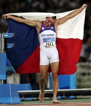 El checo Roman Sebrle se alzó con la medalla de oro del decatlón, estableciendo un récord olímpico con su puntuación de de 8.893. 

La plata y el bronce fueron para el estadounidense Bryan Clay (8.820) y el kazajo Dmitri Karpov (8.725), respectivamente.