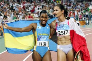 La bahameña Tonique Williams se llevó la medalla olímpica de oro de los 400 metros con que soñaba la sonorense Ana Guevara, que se tuvo que conformar con la de plata. 

Williams triunfó con un tiempo de 49.41 segundos luego de resistir la carga de Guevara, que se quedó sin fuerzas en los metros finales. 

Guevara cronometró 49.56.