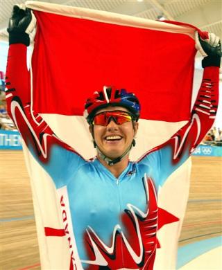 La ciclista canadiense Lori-Ann Muenzer ganó la medalla de oro en la prueba de velocidad de 200 metros, venciendo a la rusa Tamilla Abassova. 

La australiana Anna Meares ganó el bronce.