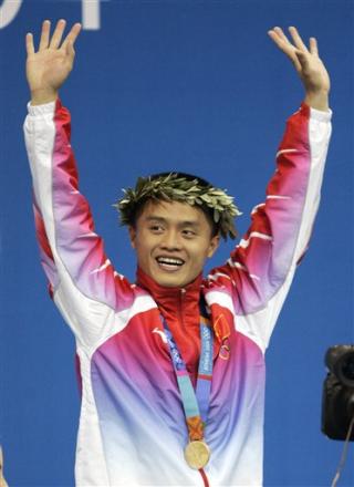 El chino Peng Bo le ganó el duelo al adolescente canadiense Alexandre Despatie y al veterano ruso Dmitri Sautin para adjudicarse el oro olímpico del trampolín de tres metros, el tercer título consecutivo de China en la prueba.