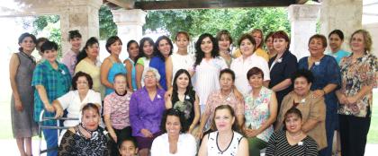 Gaby Vázquez de Tinajero, acompañada de un grupo de amistades a su fista de regalos.