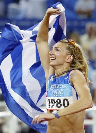 La griega Fani Halkia ganó la medalla olímpica de oro de los 400 metros con vallas con un tiempo de 52.82 segundos. 

La rumana Ionela Tirlea-Manolache se quedó con la plata en 53.38 y la ucraniana Tetiana Tereshchuk-Antipova con el bronce en 53.44.