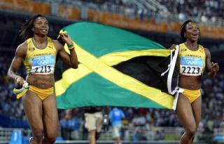 La jamaiquina Veronica Campbell le dio a su país su primera medalla de oro de los Juegos Olímicos de Atenas al ganar la carrera de los 200 metros en el atletismo con un registro de 22.05 segundos, el mejor de su vida. 

La estadounidense Allyson Felix se quedó con la plata en 22.18 y la bahameña Debbie Ferguson con el bronce en 22.30.