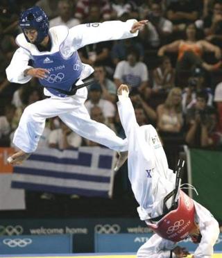 26 de agosto de 2004
El mexicano Óscar Salazar se quedó con la medalla de plata en la categoría de menos de 58 kilogramos en el taekwondo de los Juegos Olímpicos Atenas 2004, tras perder en la final ante Chu Mu Yen de China Taipei. 

Esta es la tercera medalla mexicana en Atenas 2004, tras las de plata obtenidas por la atleta Ana Guevara, en los 400 metros, y la ciclista Belem Guerrero, en la prueba de Puntuación en pista.