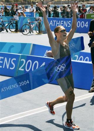 La austríaca Kate Allen lanzó una fuerte embestida en los metros finales de la carrera del triatlón y se adueñó de la medalla de oro.