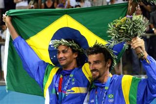 25 de agosto

Emanuel y Ricardo Santos, los número uno de la clasificación mundial del vóleibol de playa, derrotaron 2-0 a los españoles Javier Bosma y Pablo Herrera para darle su primer título olímpico a Brasil en una disciplina en la cual ha sido referente por más de una década.