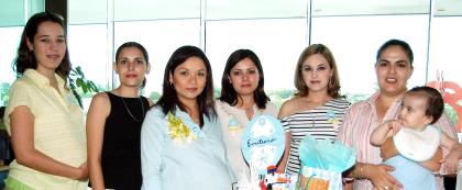 Montserrat Alcázar junto a las organizadoras de su fiesta, Lucy Jaime, Libia Ramírez, América Acevedo, Karla Villegas u Cristina Huereca.