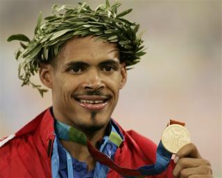 La República Dominicana saboreó su primera medalla de oro en la historia de los Juegos Olímpicos gracias a Félix Sánchez, en una jornada en que Cuba, México y Brasil engordaron sus bolsillos con más plata, mientras que Argentina ganó un bronce y dio otro paso hacia el podio en básquetbol. 

El 'SuperSánchez' se impuso con facilidad en la carrera de 400 metros con vallas y otorgó a República Dominicana su primera medalla de estos juegos, y apenas la segunda en su historia olímpica. La otra era de bronce.