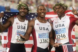 El estadounidense Shawn Crawford ganó la medalla olímpica de oro de los 200 metros, en los que su compatriota Justin Gatlin se llevó el bronce y vio frustrado su sueño de un doblete en los 100 y los 200. 

Estados Unidos barrió con las tres preseas.