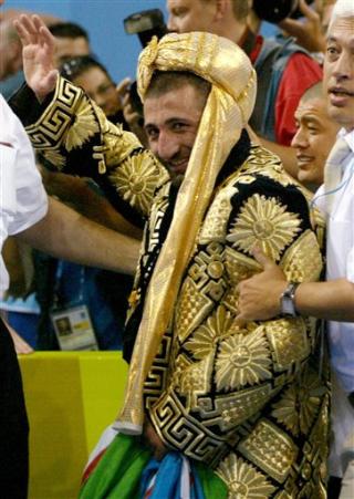 El uzbeko Alexandr Dokturishivili se adjudicó la medalla olímpica de oro al vencer 4-1 al finlandés Marko Yli-Hannuksela en la final de la división de 74 kilos de la lucha greco-romana. 

Yli-Hannuksela obtuvo la plata y el bronce fue para el ruso Varteres Samourgachev