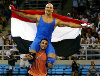 El egipcio Karam Ibrahim venció 12-1 al georgiano Ramaz Nozadze y se  la medalla olímpica de oro en la división de 96 kilos de la lucha greco-romana. 

Nozadze obtuvo la plata y el turco Mehmet Ozal se quedó con el bronce.