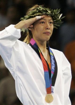 La taiwanesa Shih Hsin Chen conquistó la presea olímpica de oro al derrotar en la final de la división de menos 49 kilos del taekwondo con su victoria sobre la cubana Yanelis Labrada. 

La cubana se quedó con la plata y la tailandesa Yaowapa Boorapolchai obtuvo el bronce.