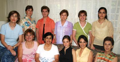 Laura de la Parra Covarrubias acompañada de Cristina de Valencia, Guadalupe de Haro, Rosario de Garza, Cristina Garza, Lucy de Pujol, Gabriela de Tumoine, Coquis de Cantú, Tete Ruenes, Martha de Pérez y Claudia Martínez.