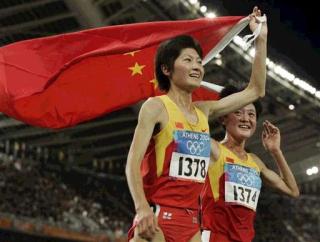 La china Xing Huina se alzó el viernes con la medalla olímpica de oro de los 10.000 metros con un tiempo de 30:24.36 minutos.