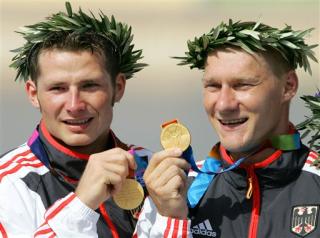 Los alemanes Christian Gille y Tomasz Wylenzek ganaron la medalla de oro de los mil metros canoa doble en el torneo de canotaje de los Juegos Olímpicos. 

Rusia se llevó la medalla de plata y Hungría la de bronce.