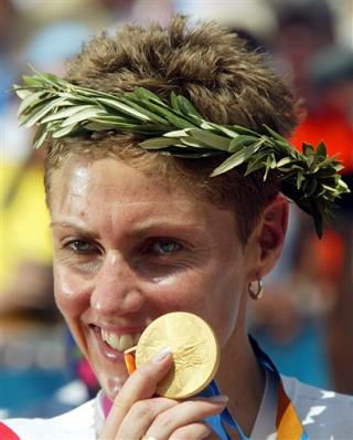 27 de agosto

La noruega Gunn-Rita Dahle ganó la medalla de oro en la prueba de ciclismo de montaña de los Juegos Olímpicos con 1 h¬ora 56 minutos 51 segundos. 

Marie-Helene Premont de Canadá se llevó la plata y Sabine Spitz de Alemania el bronce.