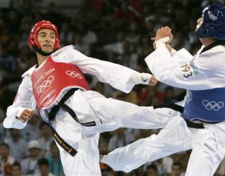 28 de agosto de 2004
El mexicano Víctor Garibay Estrada fue eliminado hoy por el taekwondista azerbaiyano Rashad Ahmadov 10-9 en las semifinales de la repesca por la medalla de bronce, por lo que quedó definitivamente fuera de la lucha por el podio de la categoría de -80 kilos de taekwondo de los Juegos de Atenas.